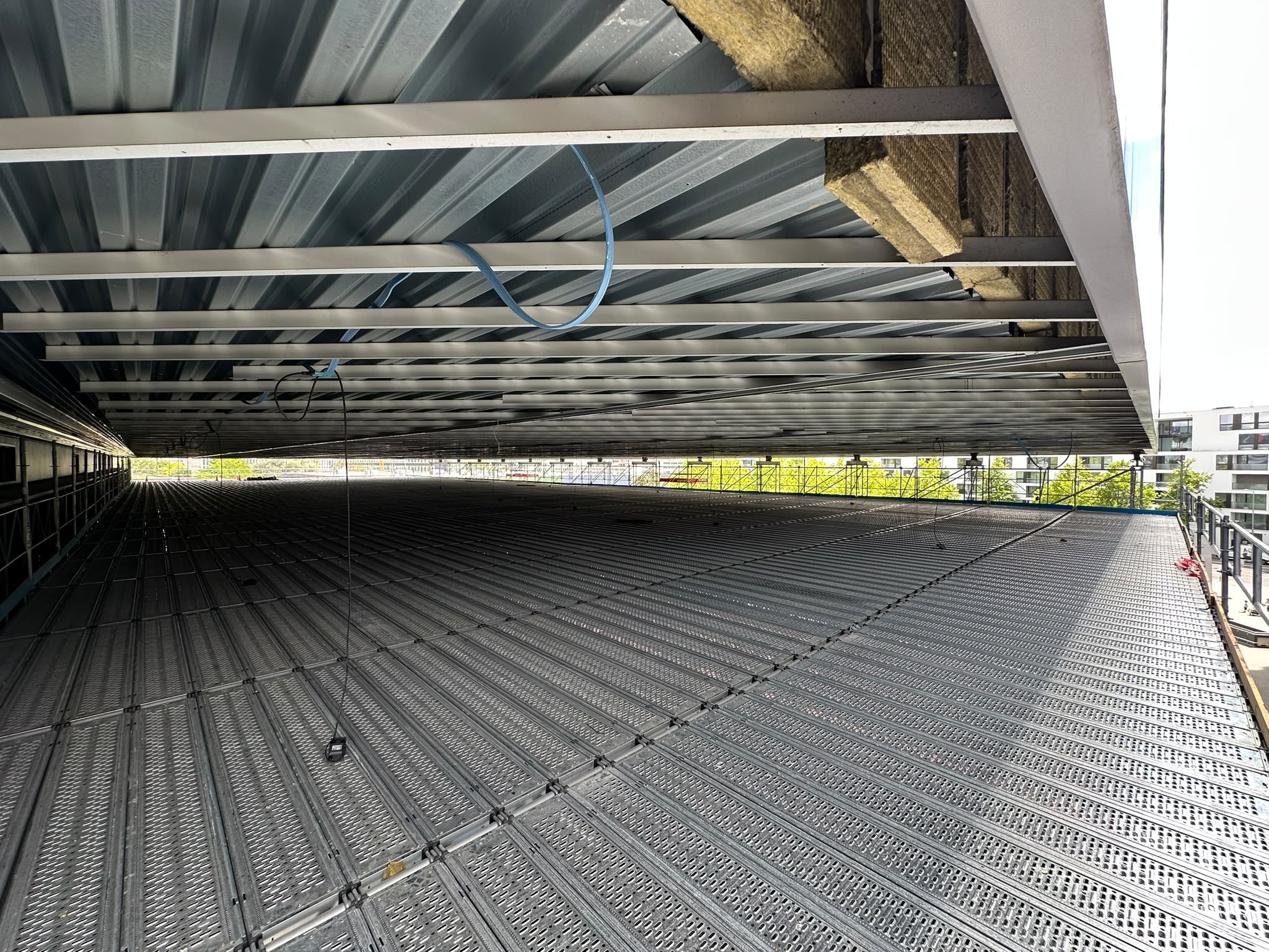 Industriegerüst an einer modernen Halle im Glarnerland